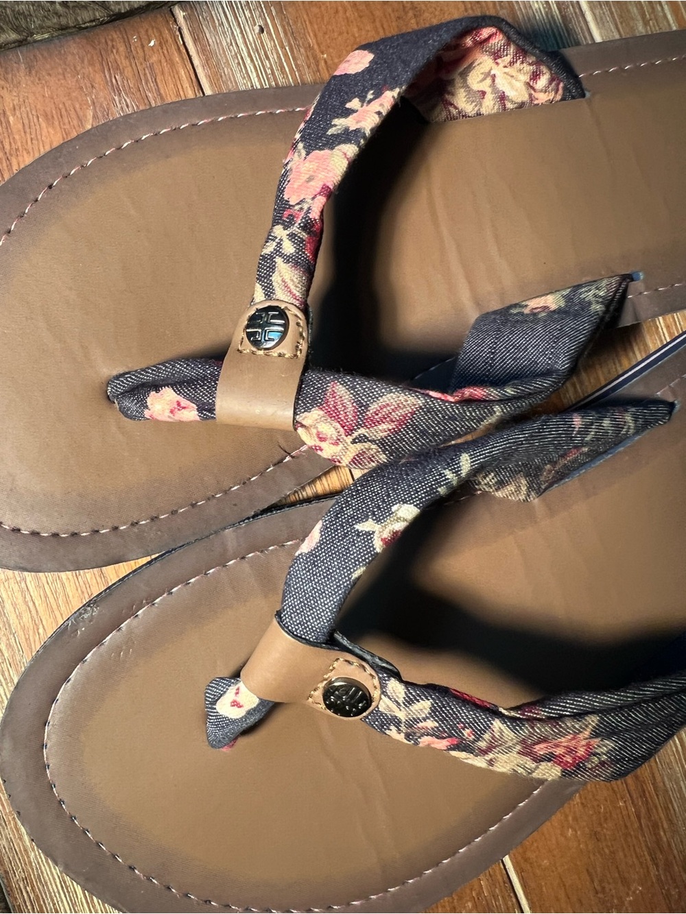 Tommy Bahama Miramar flip flops featuring a navy floral cloth strap. Size 40